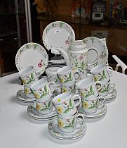 Service à café et à goûter vintage "GDR", en porcelaine à décor floral polychrome  -  Une égrenure à