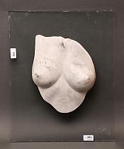 Bas-relief en résine : "Poitrine", fixé sur verre