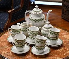 Service à café en porcelaine blanche et à la guirlande et or