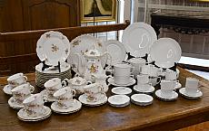 Service à goûter en porcelaine florale polychrome et or  -  On y joint une partie de service à dîner
